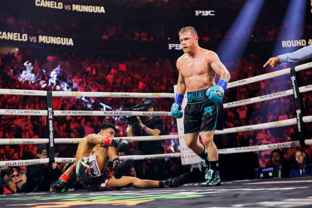 Canelo Alvarez knocks Jaime Munguia down