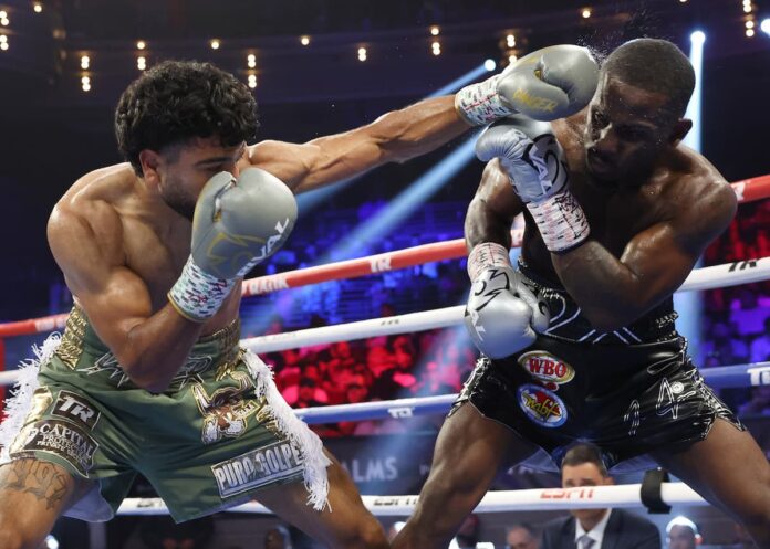 Raymond Muratalla defeats Tevin Farmer by decision