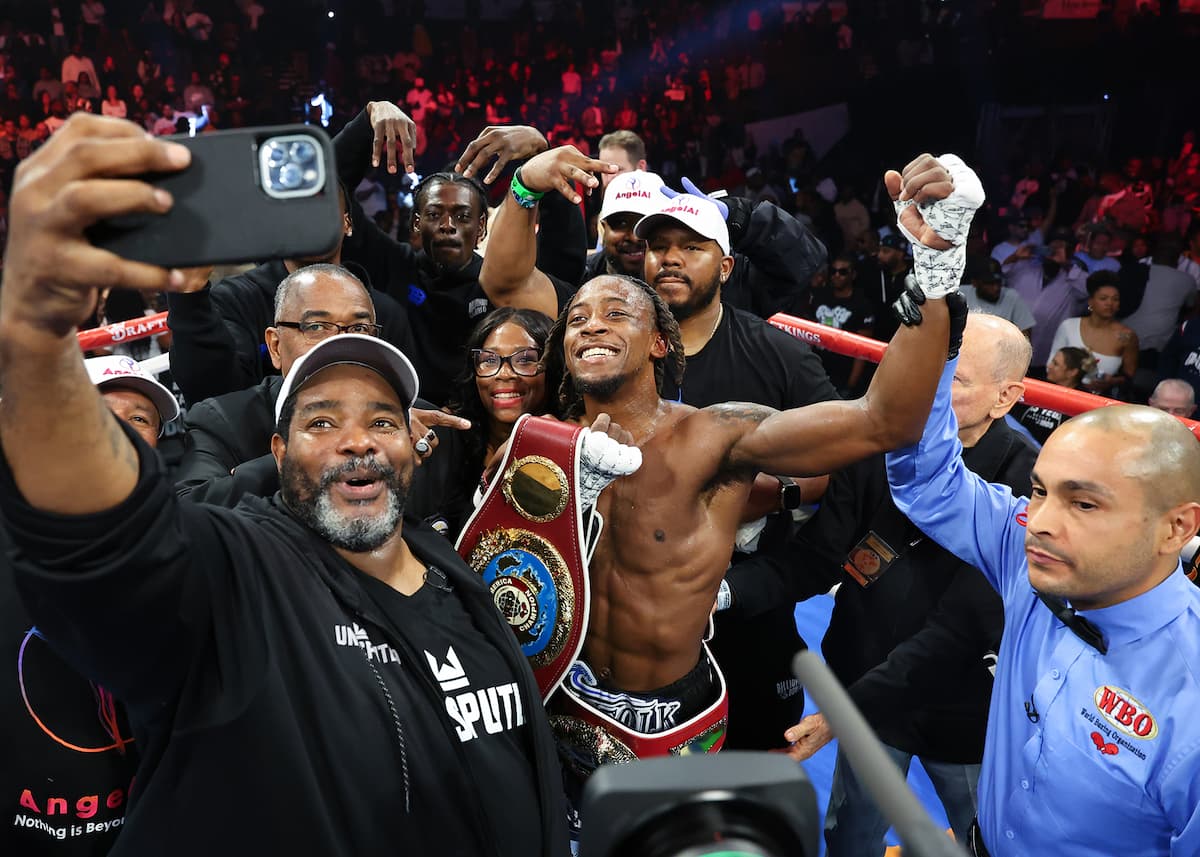 Photos: Keyshawn Davis drops & stops Gustavo Daniel Lemos in second round -  FIGHTMAG