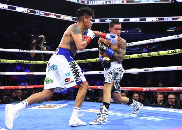 Emanuel Navarrete dominates Oscar Valdez to retain title