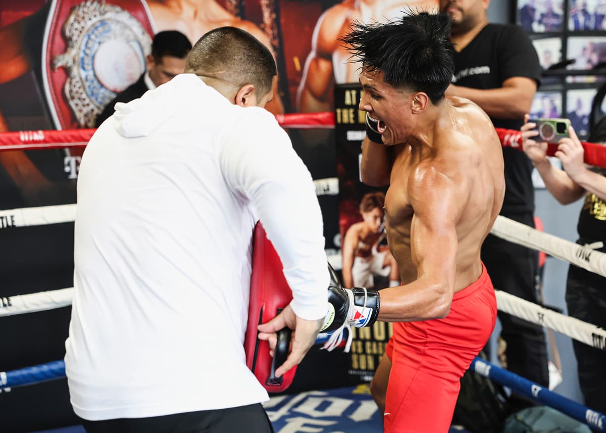 Emiliano Vargas pad work