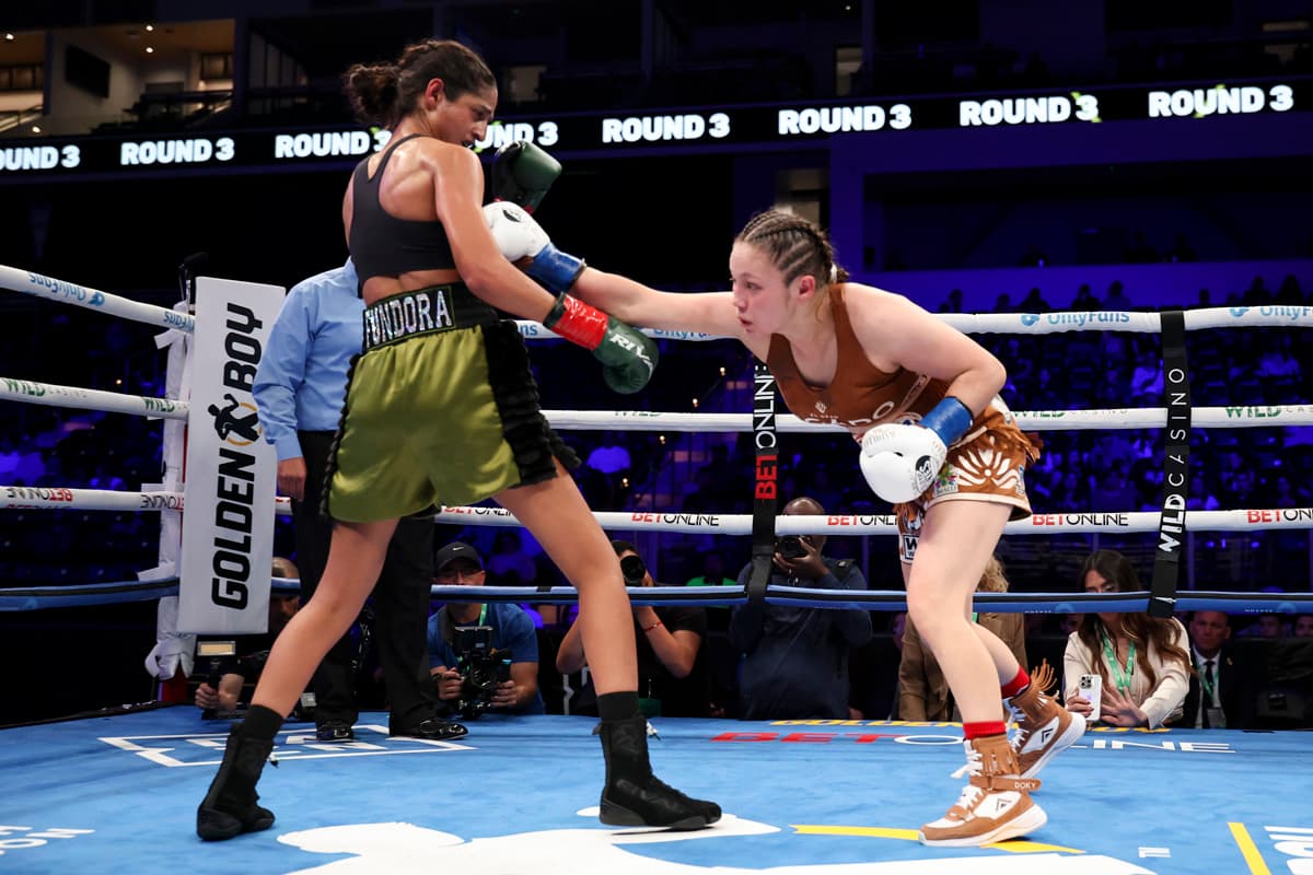 Marilyn Badillo throws a punch during her bout against Gabriela Fundora