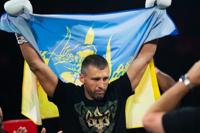 Oleksandr Gvozdyk holds the flag of Ukraine after his boxing bout against David Benavidez