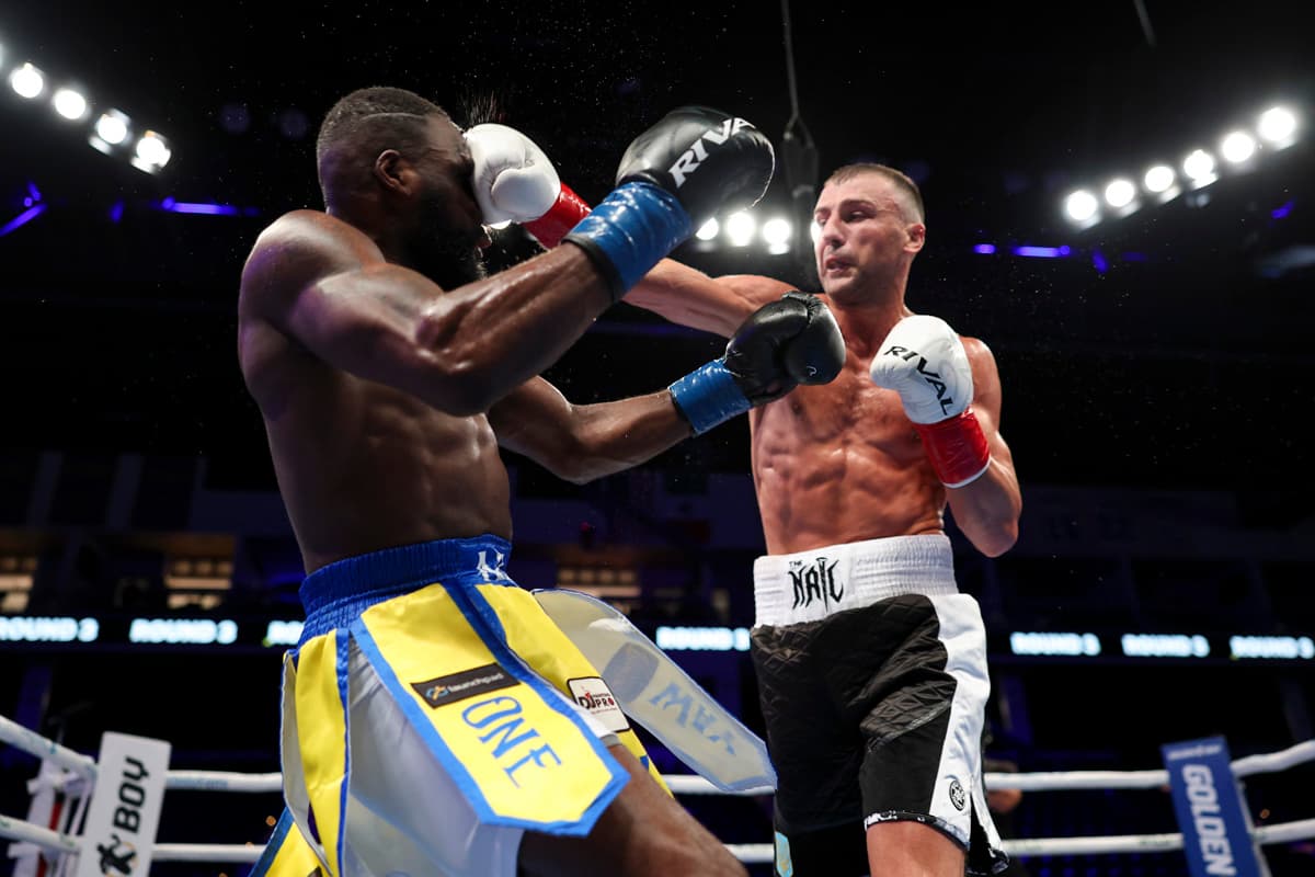 Oleksandr Gvozdyk punches Anthony Hollaway during their bout