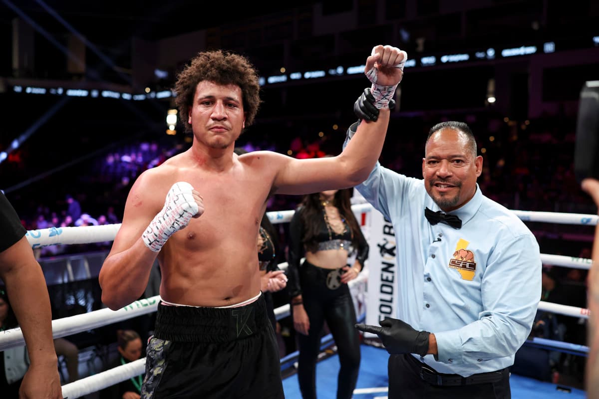 Referee David Solivan raises Tristan Kalkreuth's hand after his victory over Felix Valera