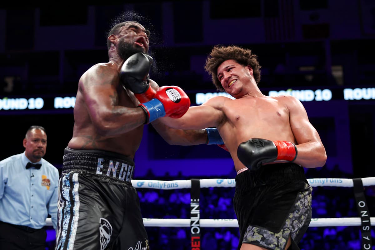 Tristan Kalkreuth delivers an uppercut during his bout against Felix Valera