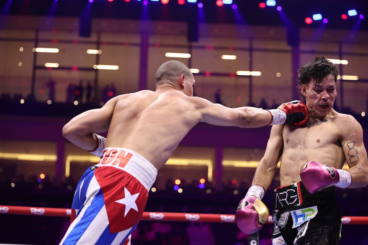 Brayan Leon punches Aaron Rocha Guerrero during their bout