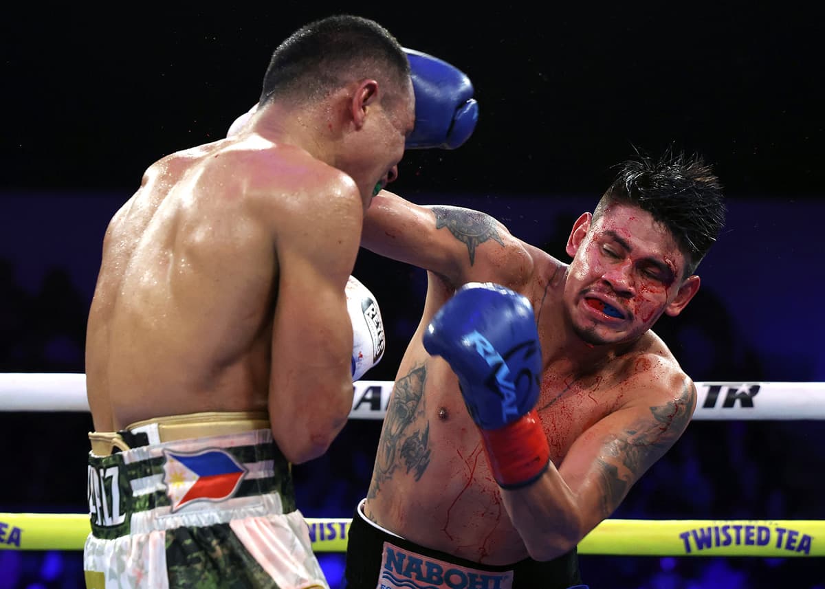 Emanuel Navarrete and Charly Suarez during their boxing bout at Pechanga Arena San Diego