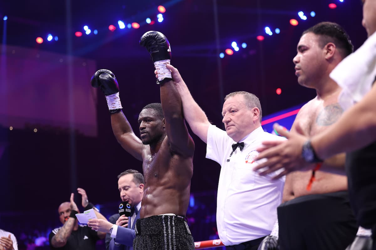 Richard Riakporhe victorious over Kevin Nicolas Espindola in their boxing bout