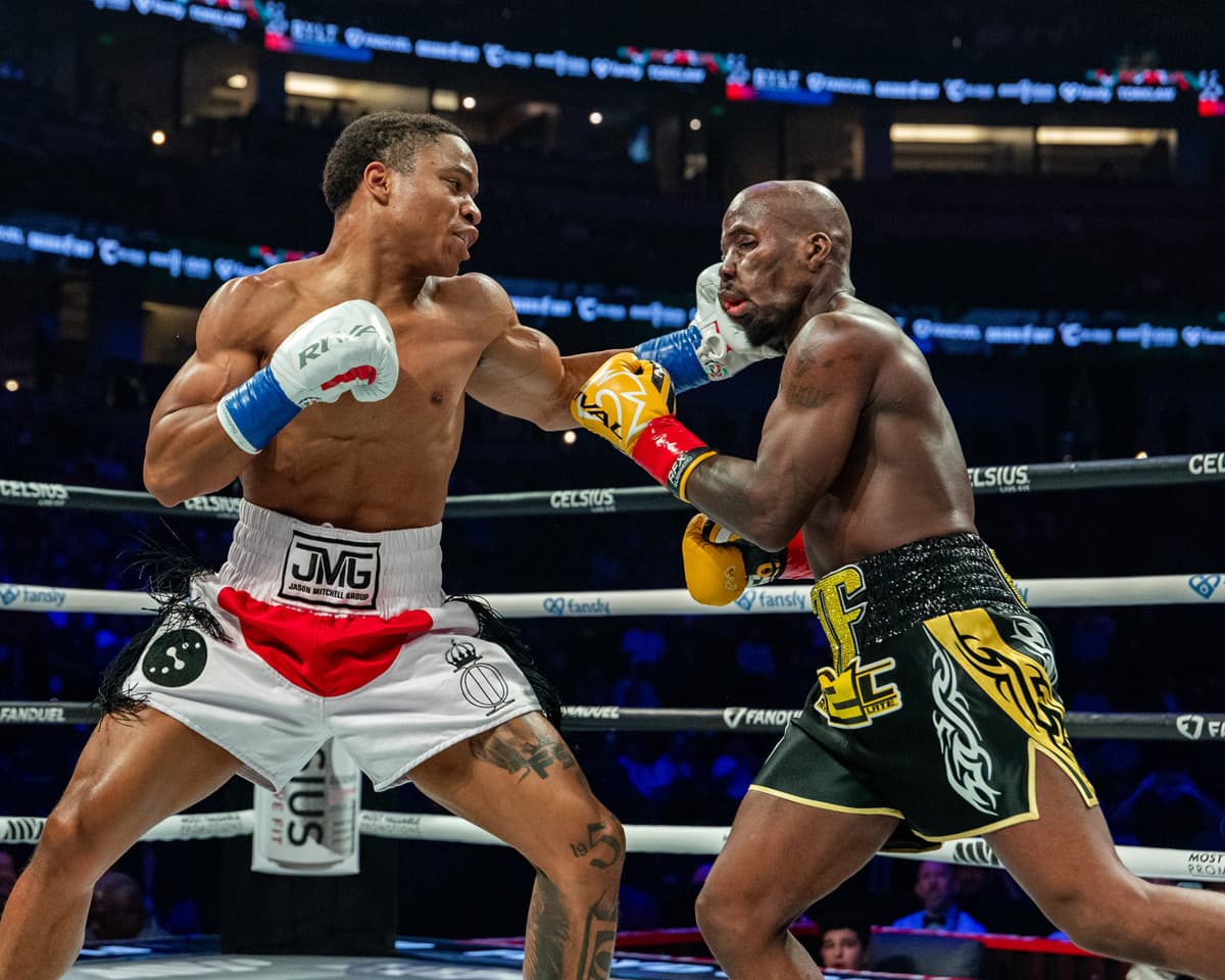 Floyd Schofield punches Tevin Farmer during their bout in Anaheim, CA