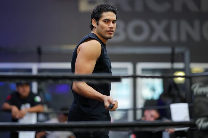 Gilberto 'Zurdo' Ramirez skipping rope in the ring during a media workout