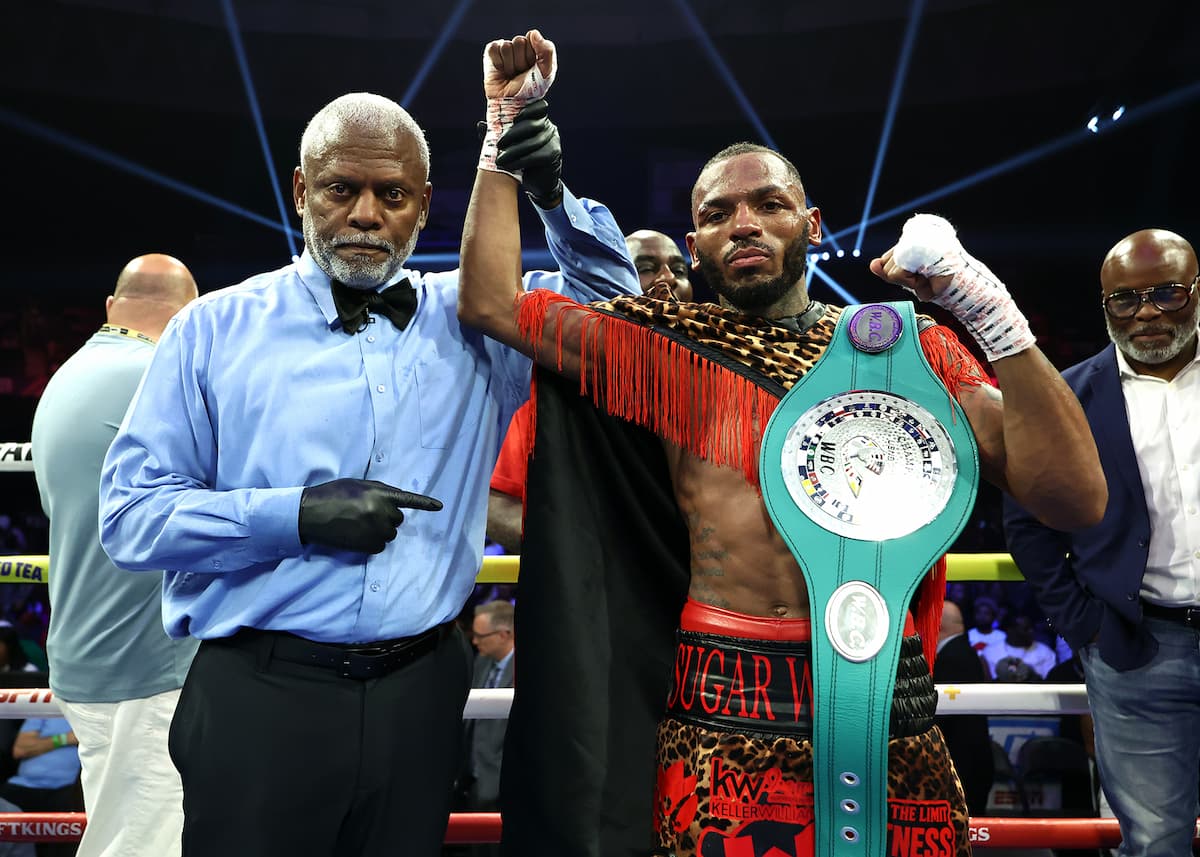 Nahir Albright takes victory over Kelvin Davis during their bout in Norfolk, VA
