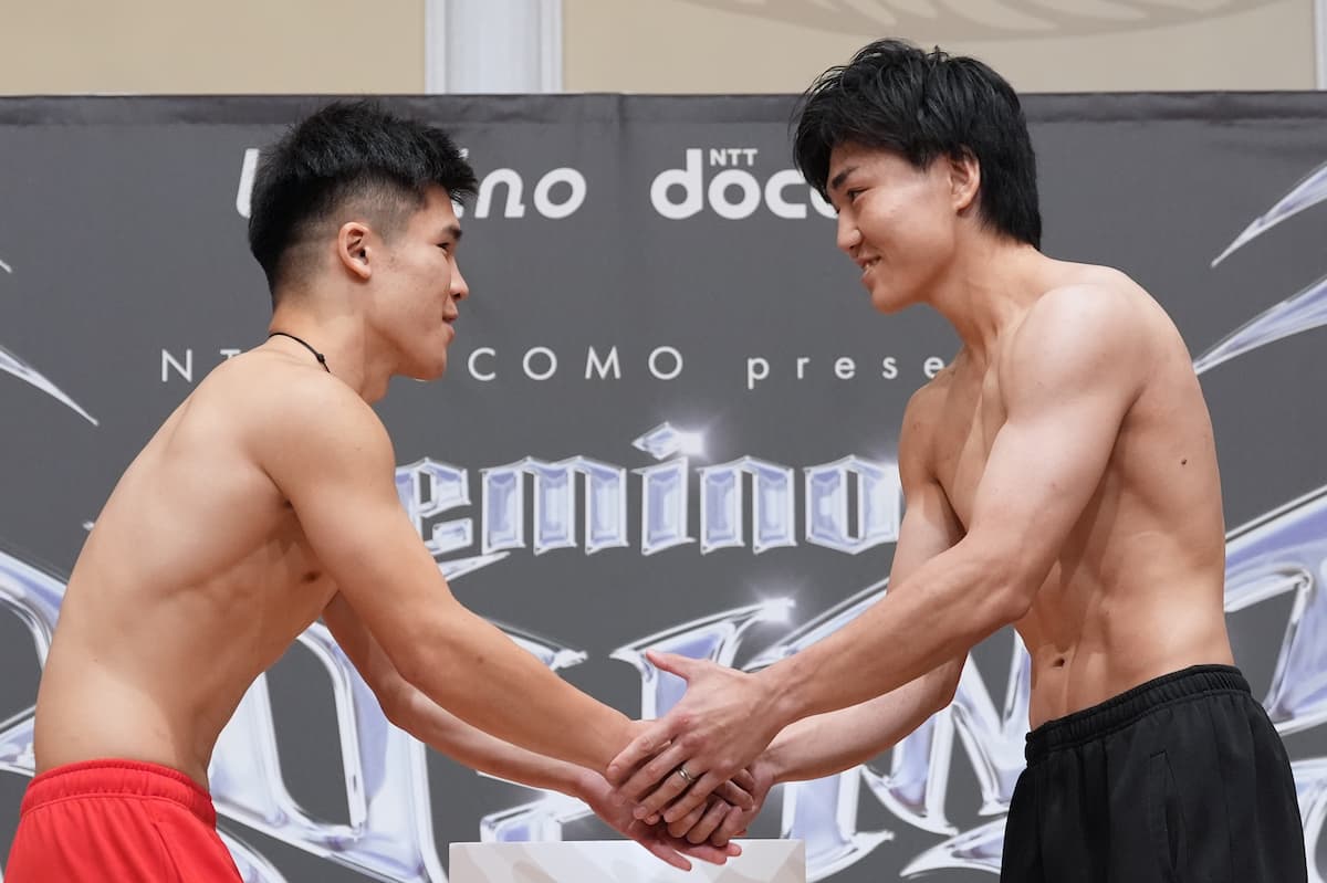 Sora Tanaka and Takeru Kobata come face-to-face at the weigh-in ahead of their bout in Tokyo