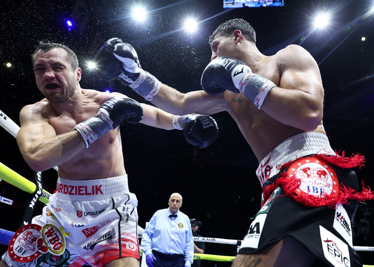 Vito Mielnicki Jr. and Kamil Gardzielik during their boxing bout in Newark, New Jersey