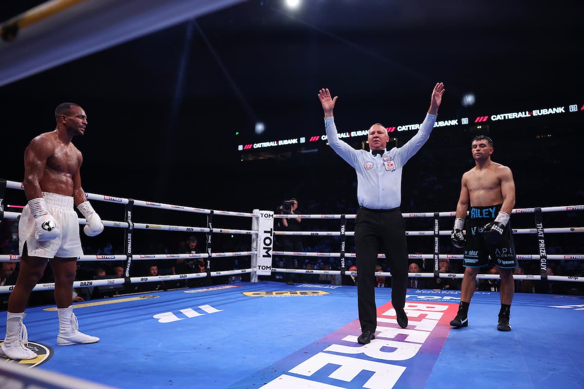 The referee waves the Jack Catterall vs Harlem Eubank fight off