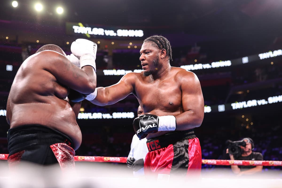 Pryce Taylor punches Robert Simms during their bout at Little Caesars Arena in Detroit