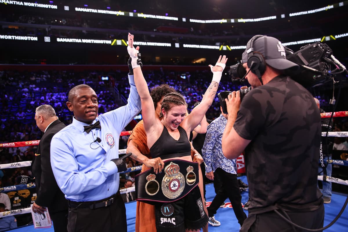 Samantha Worthington defeats Victoire Piteau to win title during their bout at Little Caesars Arena in Detroit