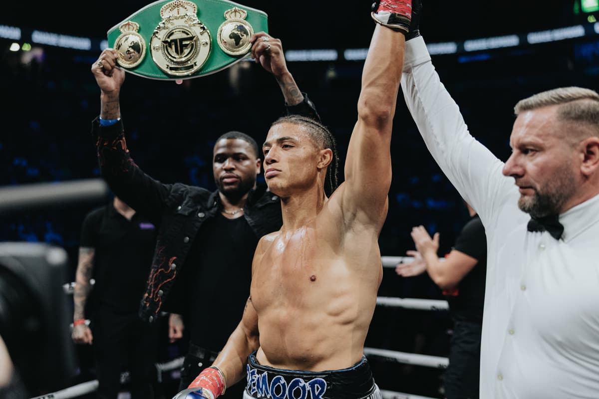 Chase DeMoor defeats Natan Marcon at Misfits Boxing 22