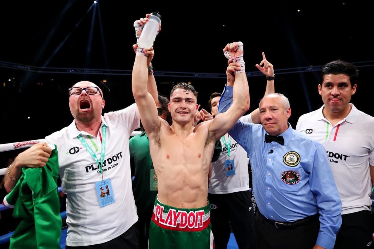 Oscar Duarte victorious over Kenneth Sims Jr. during their boxing bout in Chicago