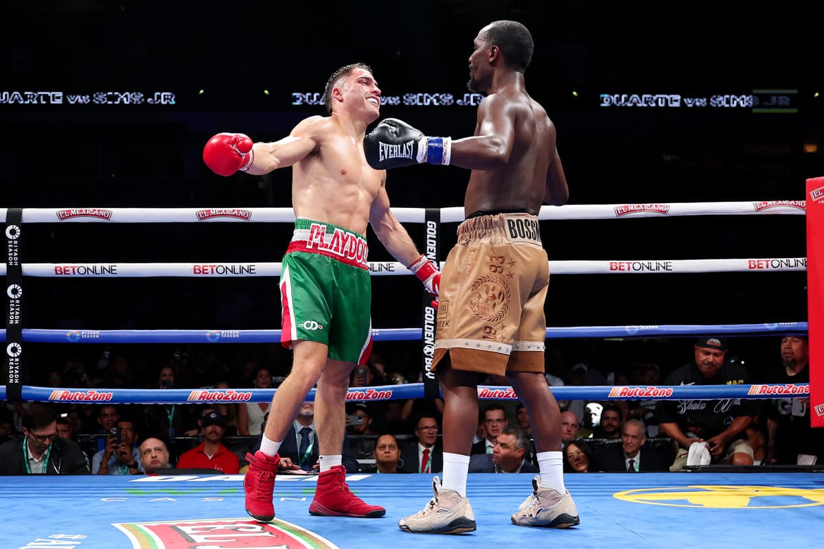 Oscar Duarte and Kenneth Sims Jr. during their boxing bout in Chicago