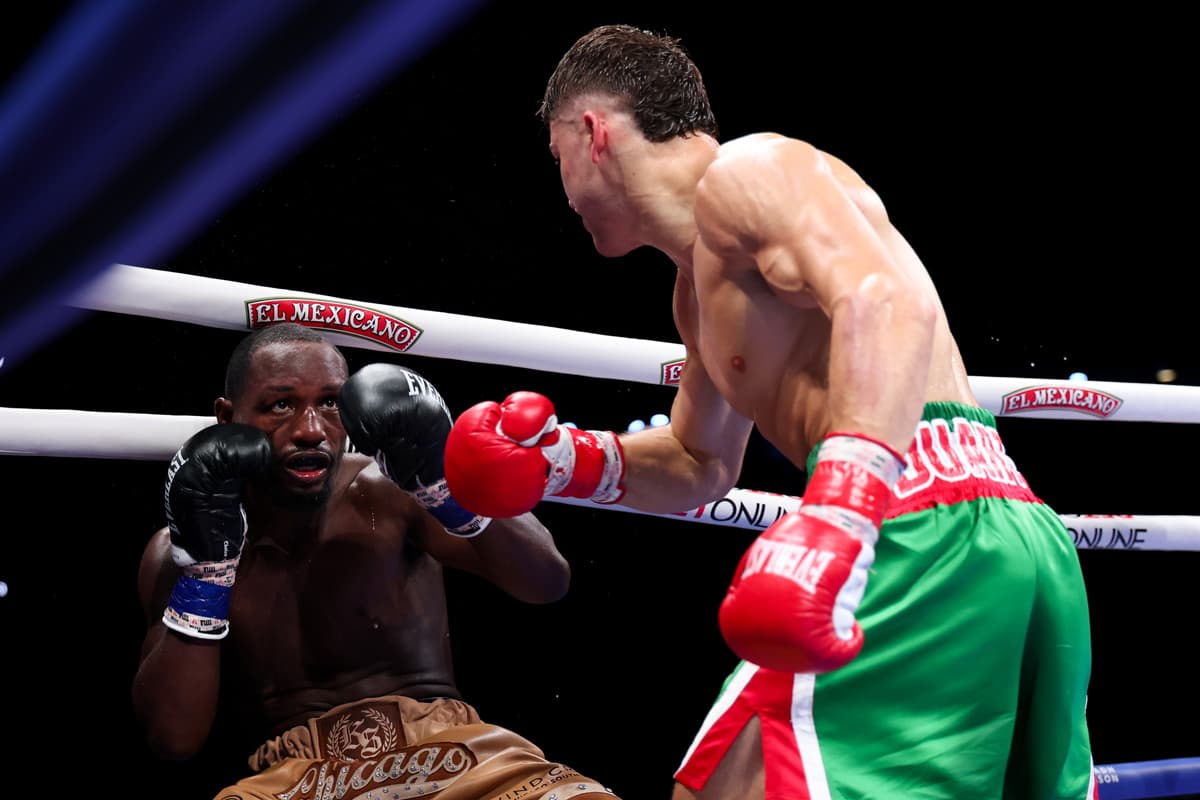 Oscar Duarte punches Kenneth Sims Jr. during their boxing bout in Chicago