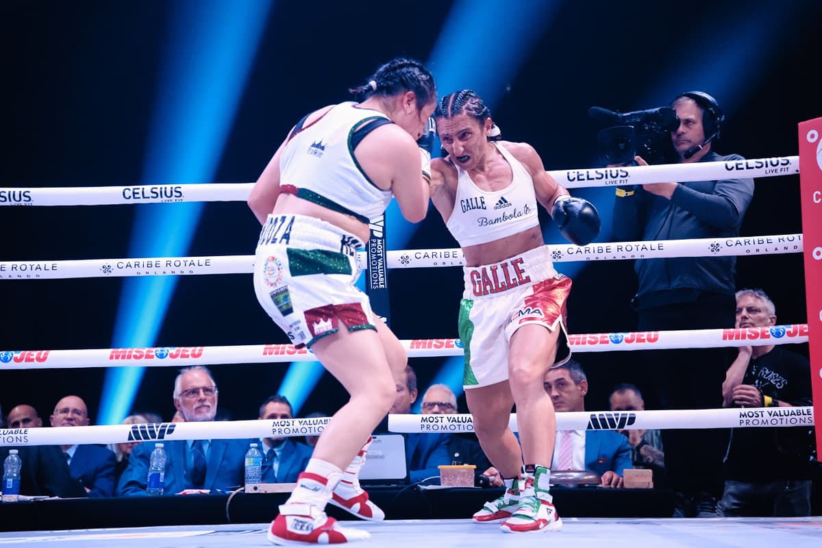 Amanda Galle throws a punch during her bout against Alondra Hernandez