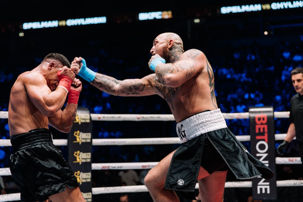 Dec Spelman punches Dawid Chylinski durign their bout