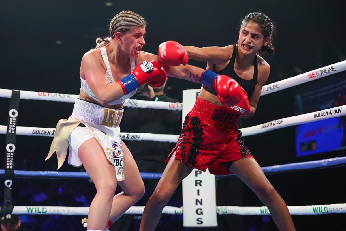 Gabriela Fundora throws a punch during her bout against Alexas Kubicki