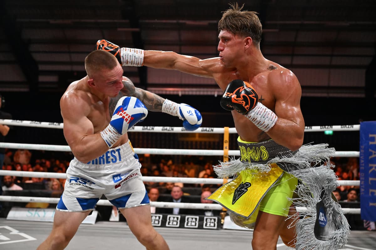 Gradus Kraus throws a punch during his bout against Scott Forrest