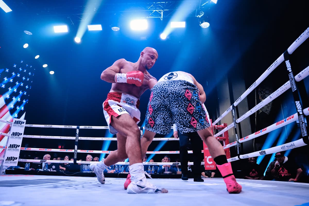 Mazlum Akdeniz dominates Anthony Soto