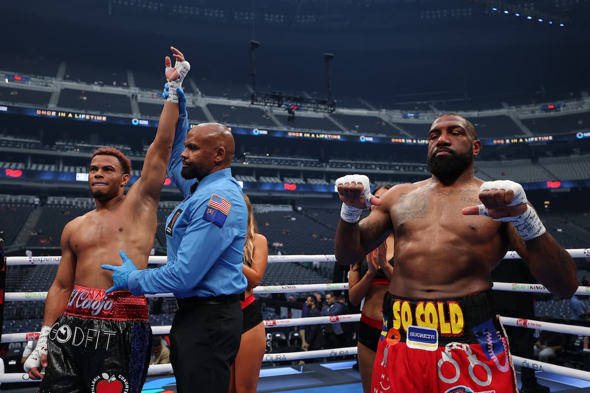 Raiko Santana defeats Steven Nelson during their boxing bout