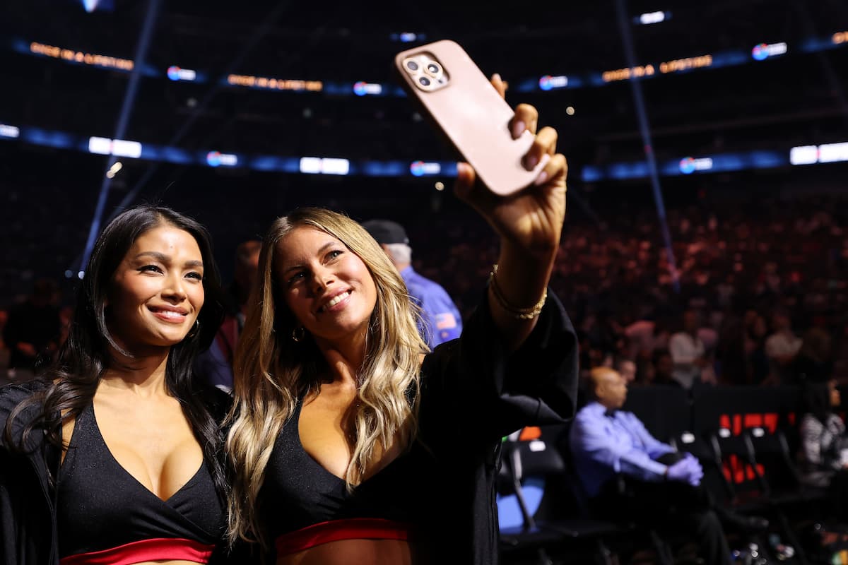 Ring girls Red Dela Cruz and Chrissy Blair