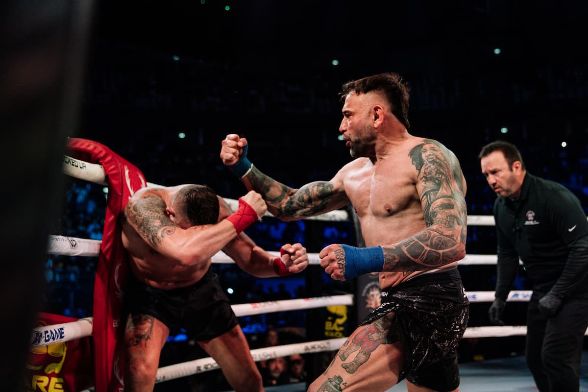 Ernesto Papa dominates Fred Sikking during their bout