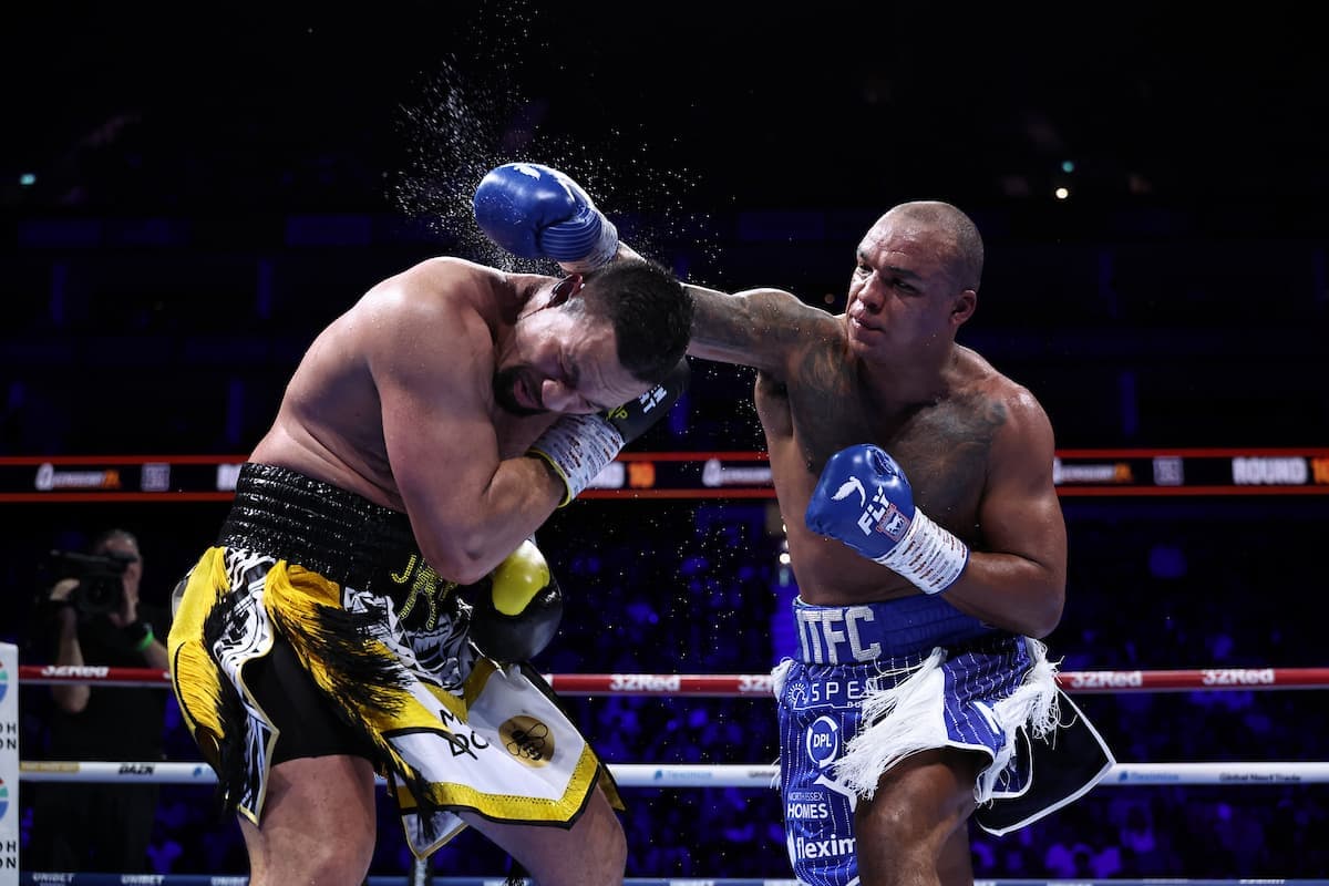 Fabio Wardley punches Joseph Parker