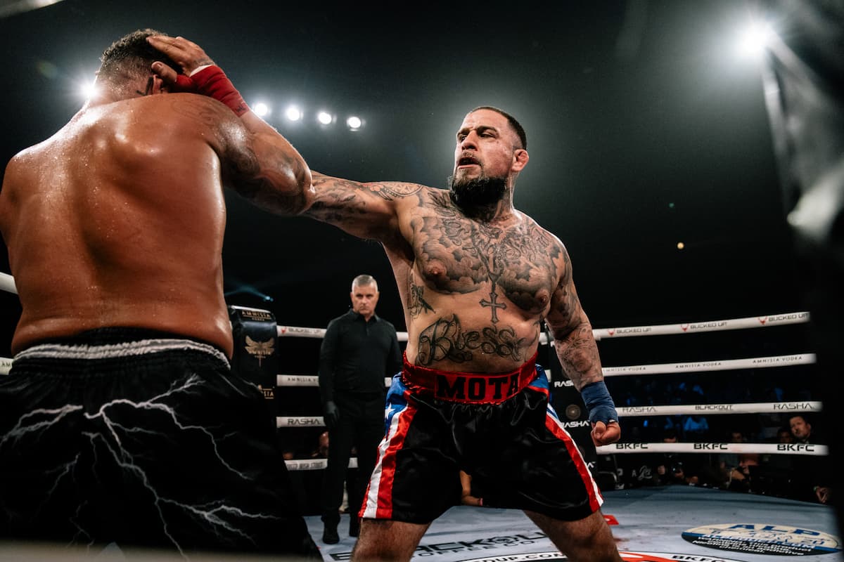 Gabriel Mota punches Sean Schultz