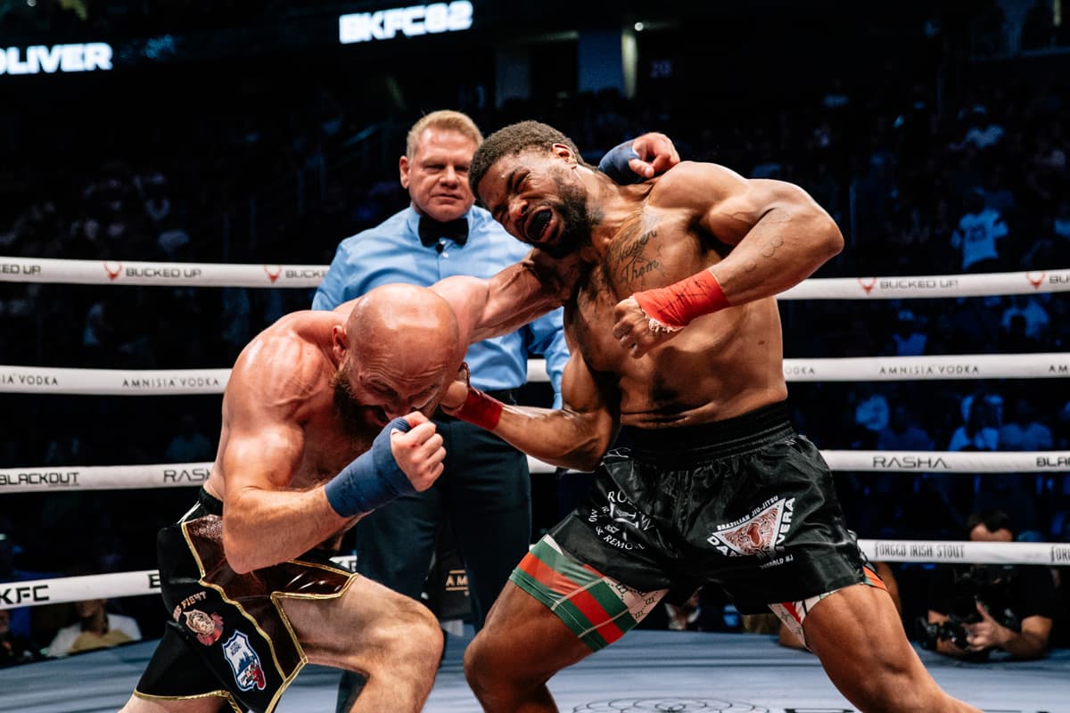 Jmani Oliver punches Irakli Ghvinjilia during their bout