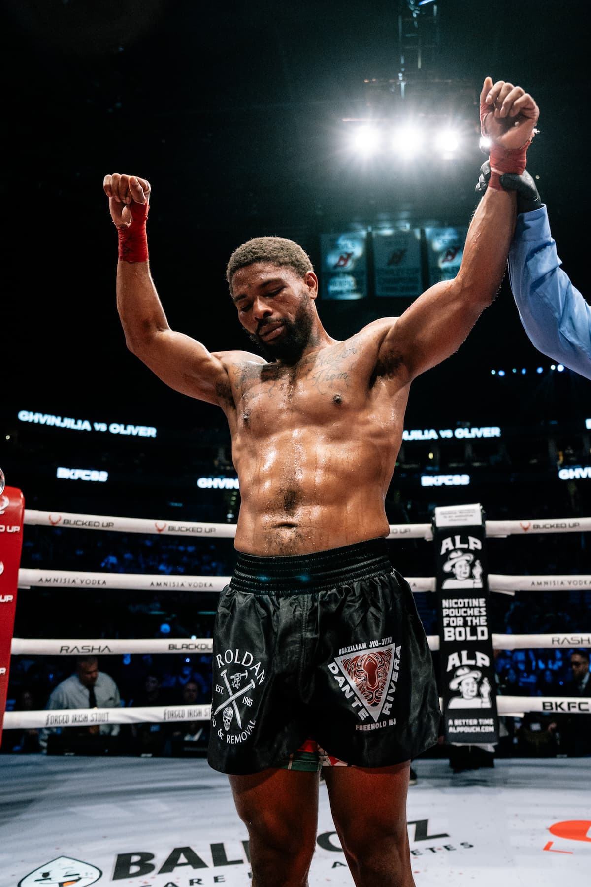 Jmani Oliver defeats Irakli Ghvinjilia