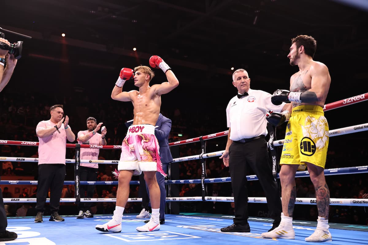 John Joe Carrigan defeats Dawid Przybylski