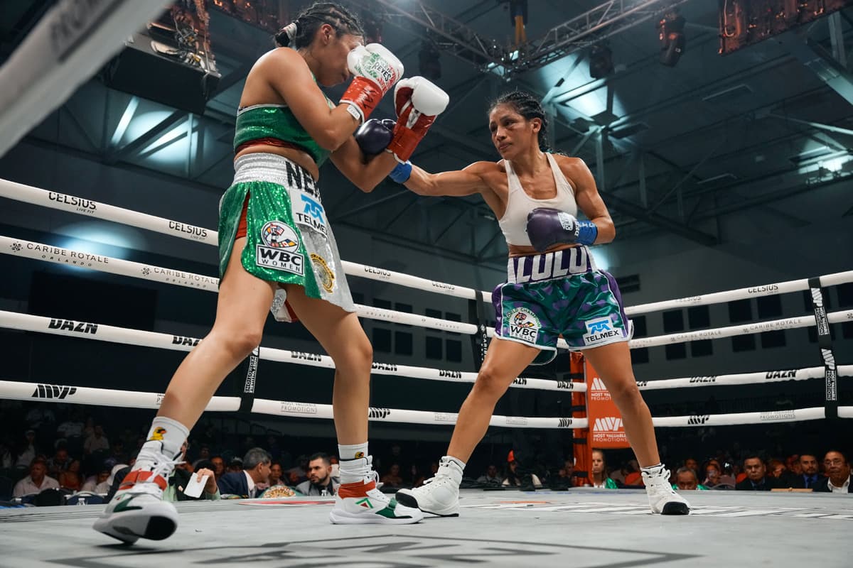 Lourdes Juarez throws a punch during her bout against Yesica Nery Plata at MVP 16