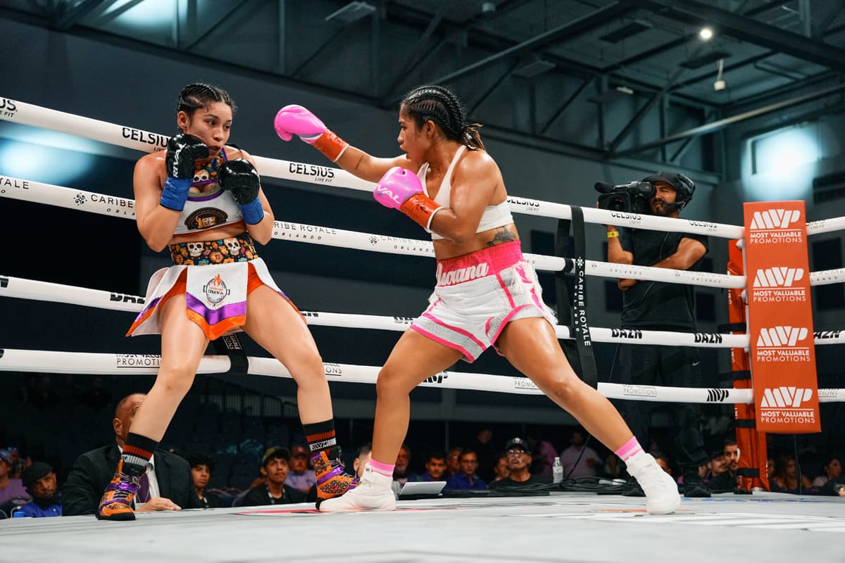 Yolanda Vega and Miranda Reyes during their bout