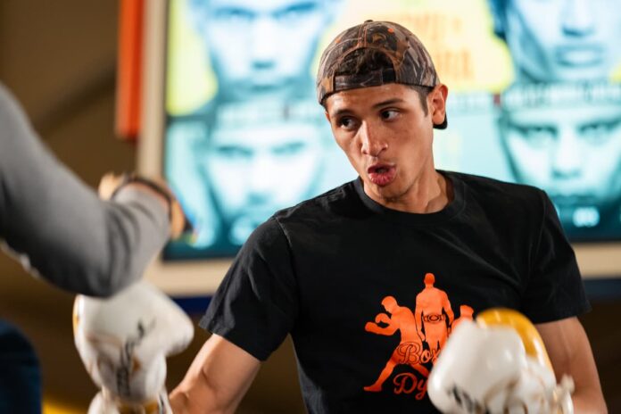Sebastian Fundora punches mitts during the public workout