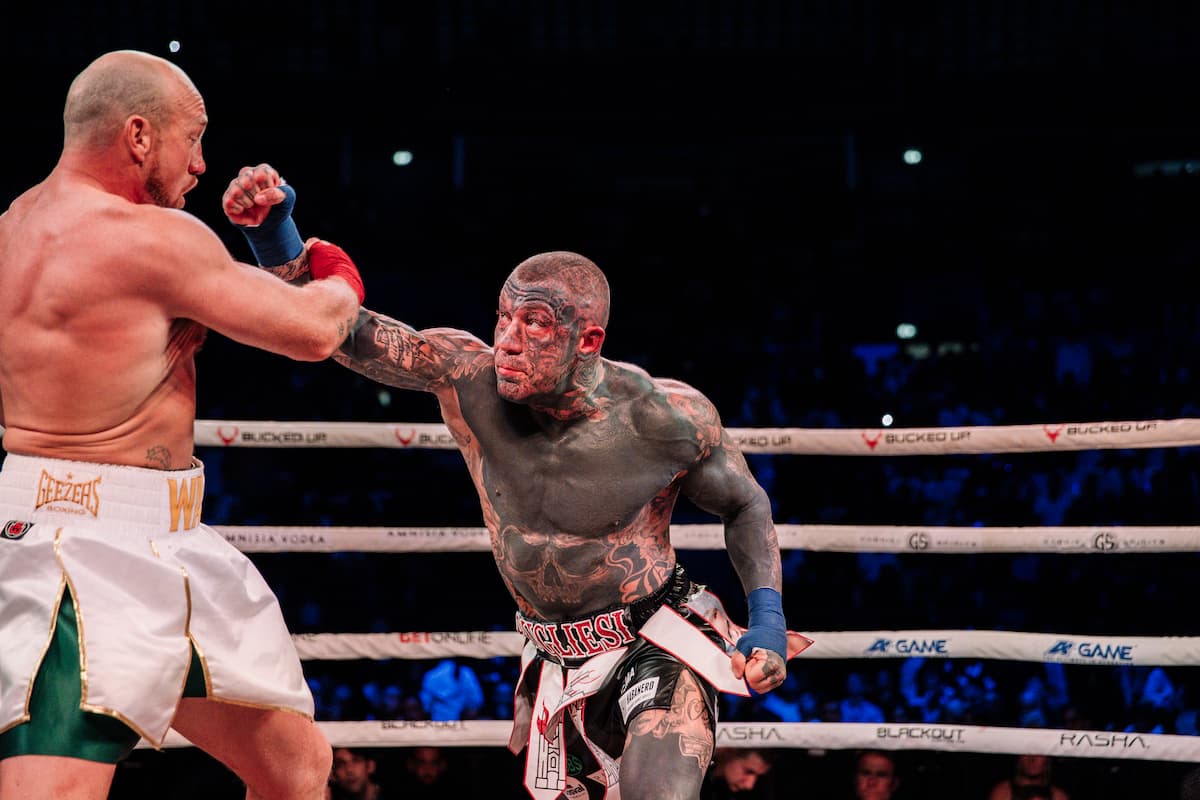 Walter Pugliesi punches Karl Thompson during their bout