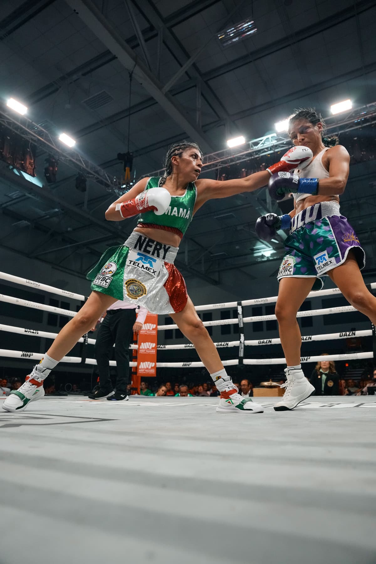 Yesica Nery Plata throws a jab during her bout against Lourdes Juarez