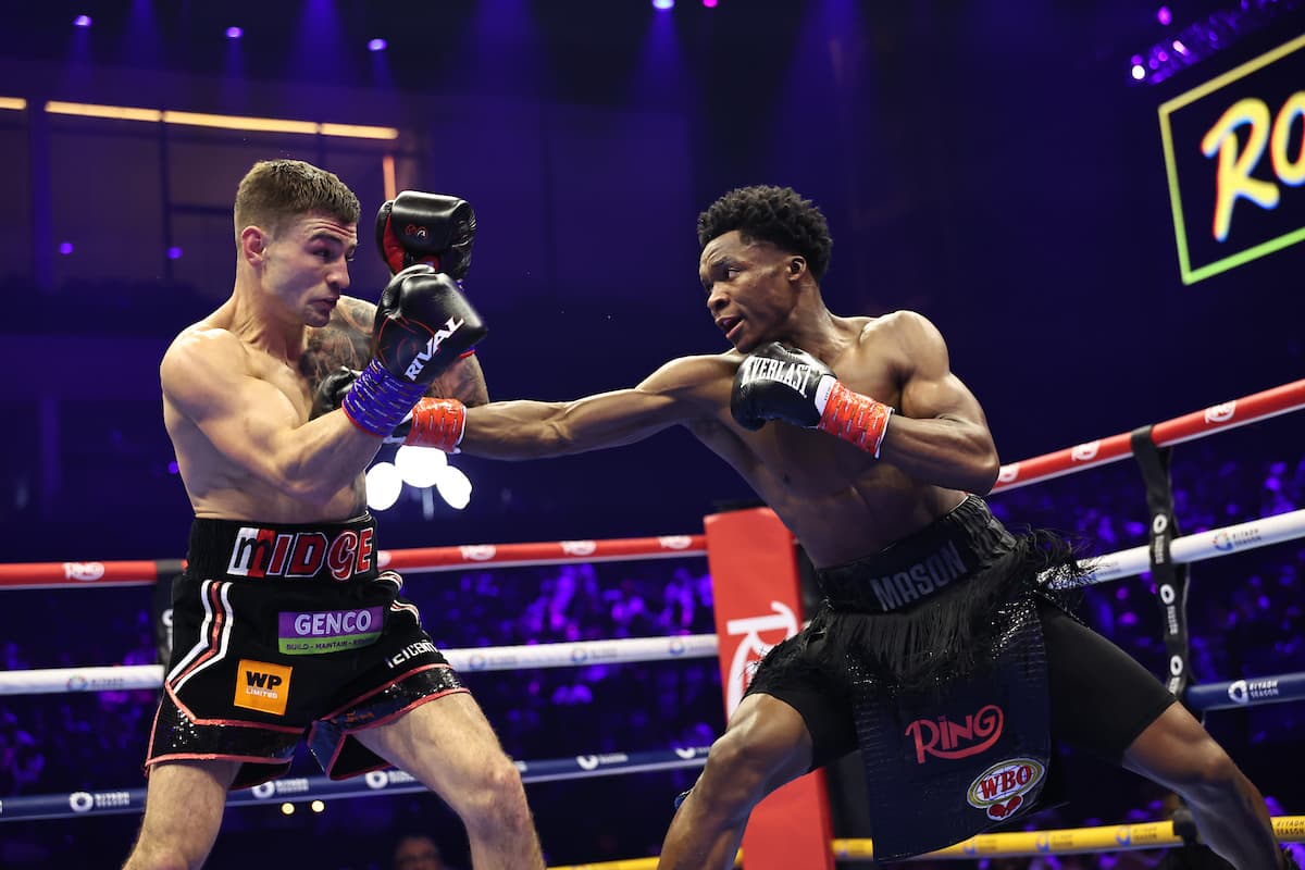 Abdullah Mason punches Sam Noakes during their bout