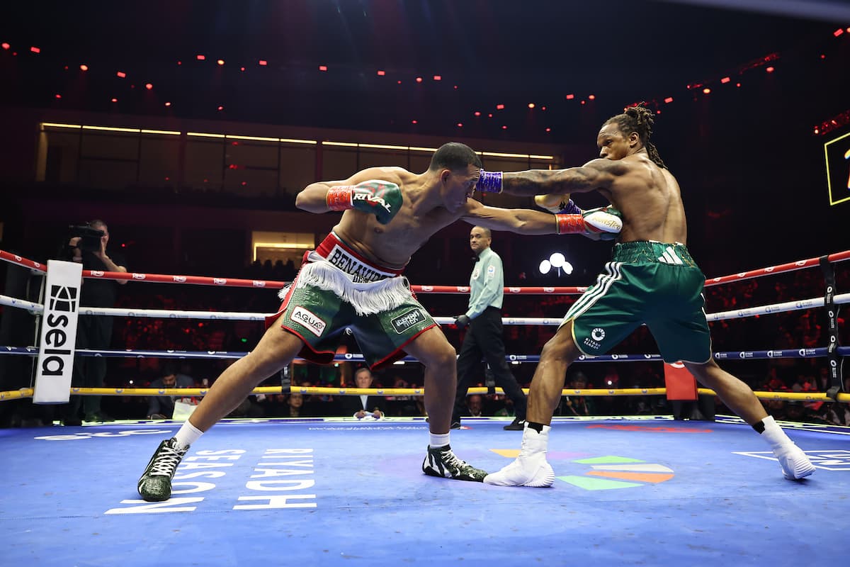 David Benavidez throws a body jab during his bout against Anthony Yarde