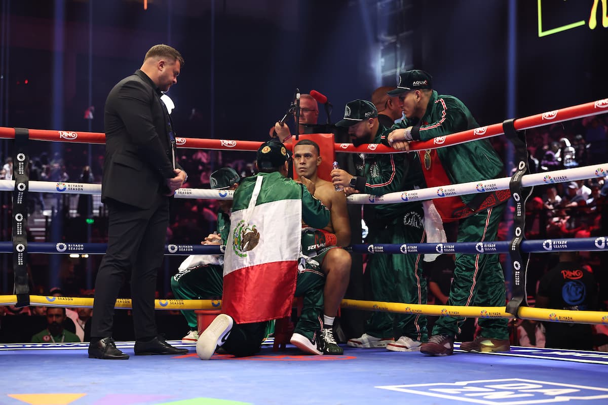 David Benavidez in his corner during his bout against Anthony Yarde