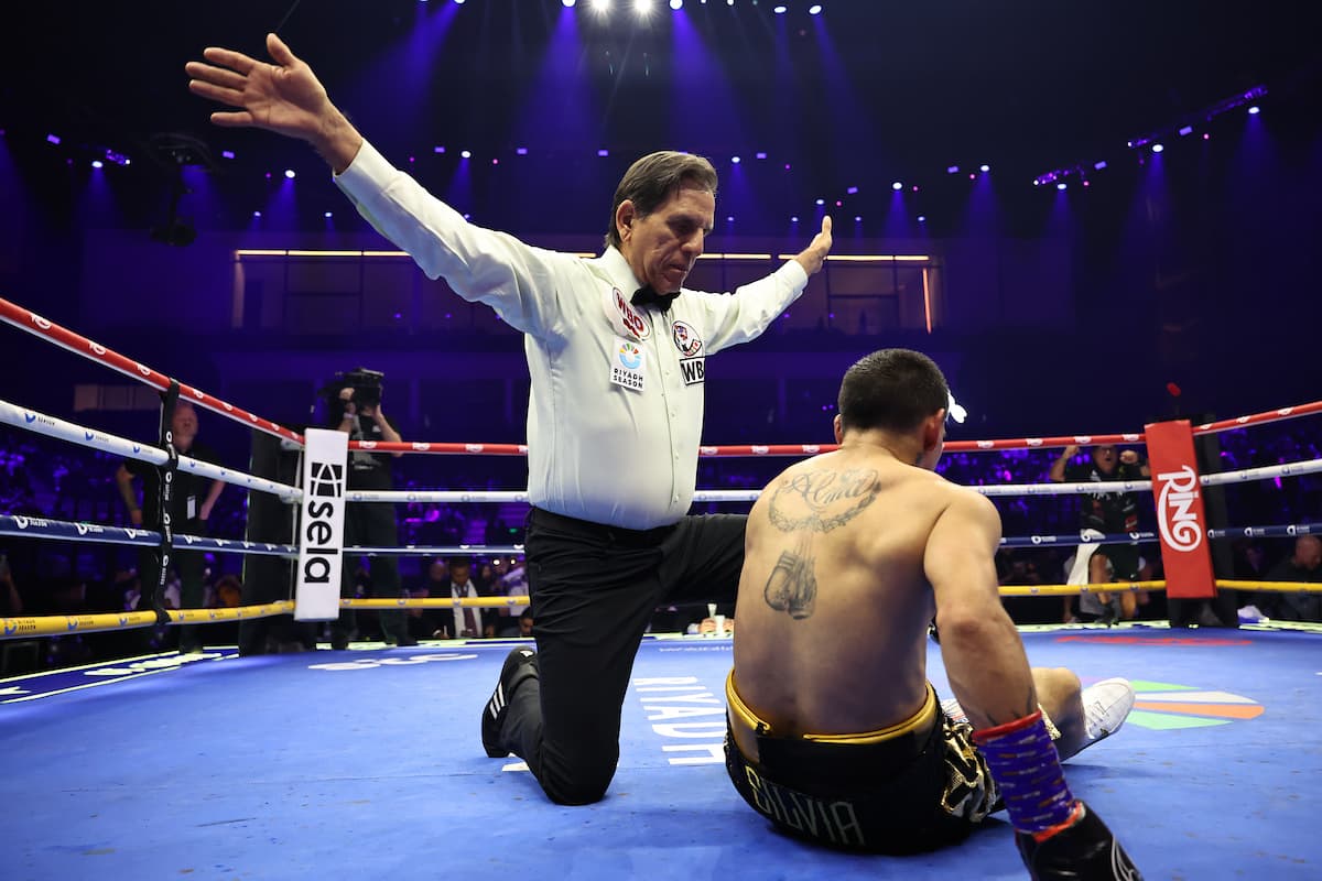Referee Edward Collantes waves off Fernando Daniel Martinez