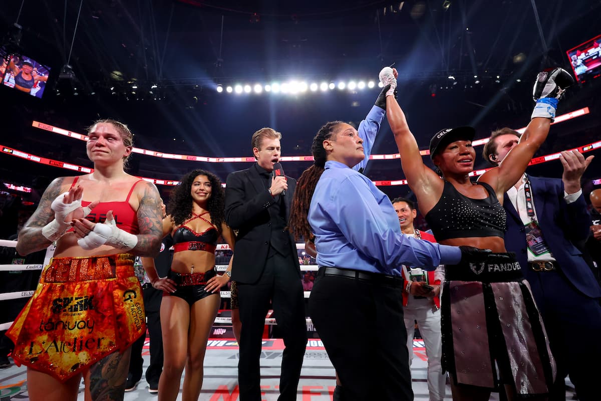 Alycia Baumgardner defeats Leila Beaudoin during their boxing bout