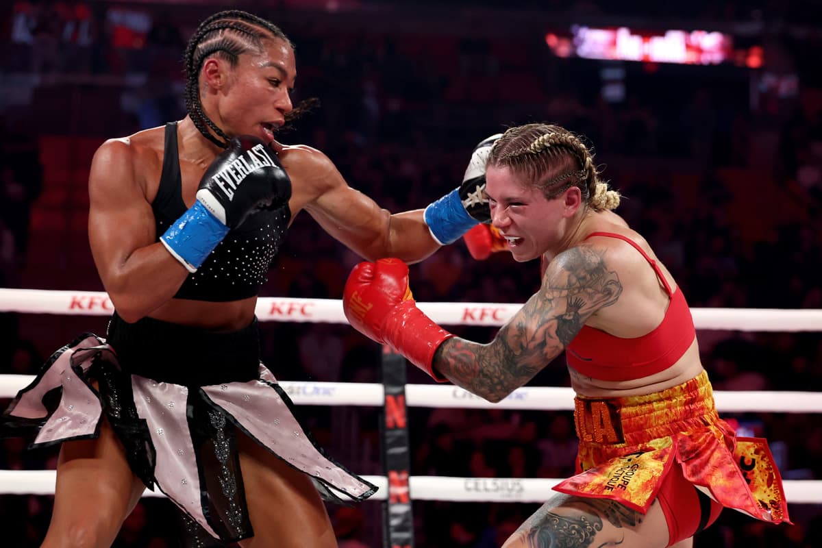 Alycia Baumgardner punches Leila Beaudoin during their bout