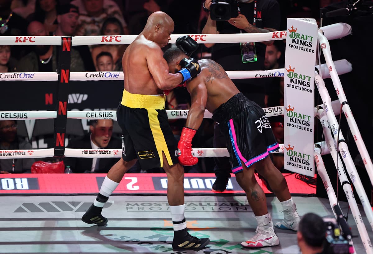 Anderson Silva dominates Tyron Woodley during their bout